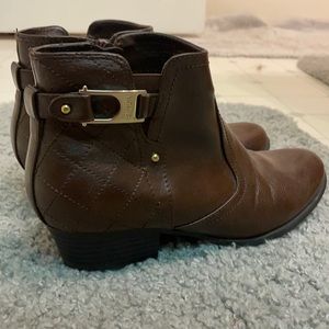 Brown ankle boots with gold details